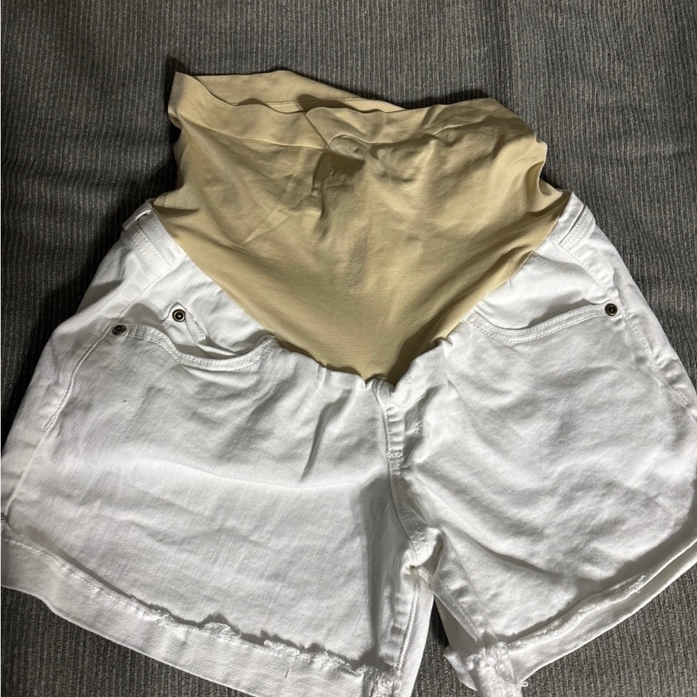 a:glow Maternity Women's Shorts in White and Tan